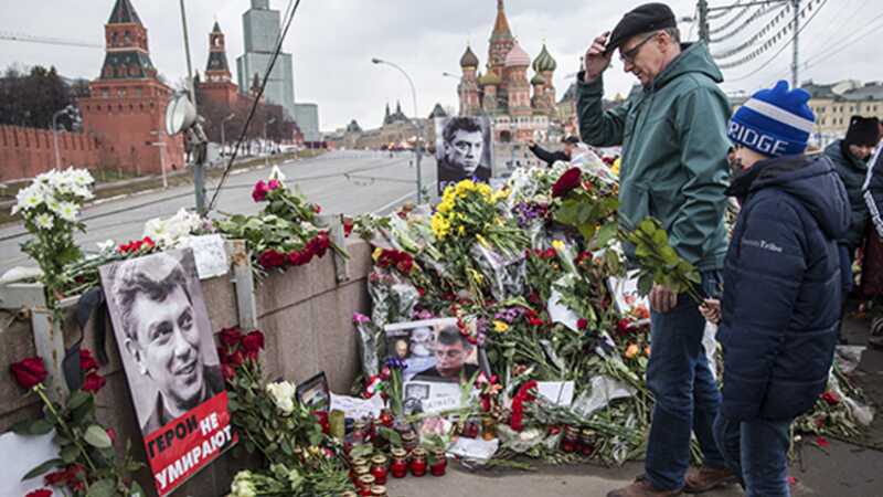 Центр Москвы патрулирует полиция в день годовщины убийства Бориса Немцова