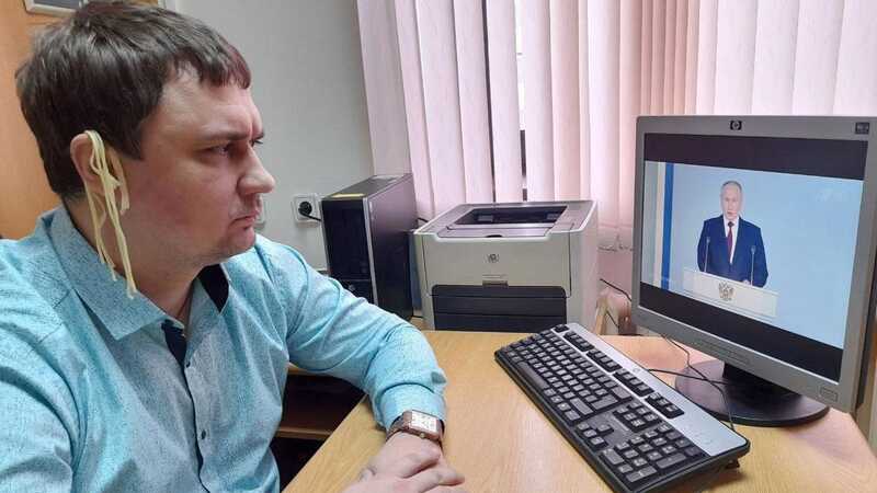 Слушавшего послание Путина с лапшой на ушах депутата захотели исключить из КПРФ