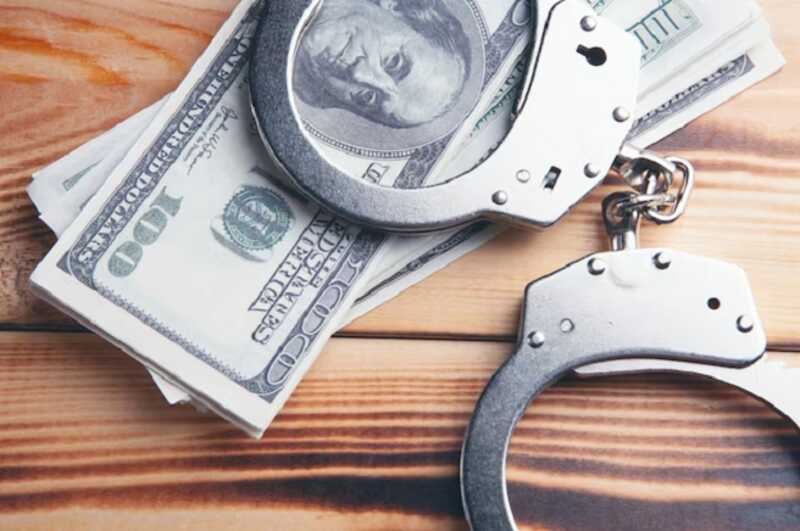 Сотрудницу МВД обвинили в получении взятки и организации незаконной миграции