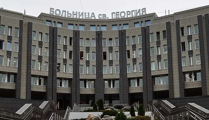 Тело пенсионерки нашли под окнами больницы в Петербурге