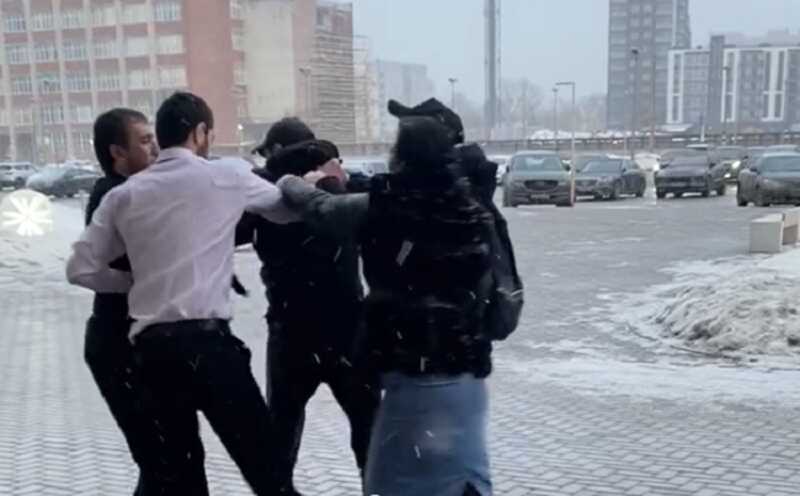 Охранники ТРЦ в Петербурге устроили драку с посетителями и попали на видео