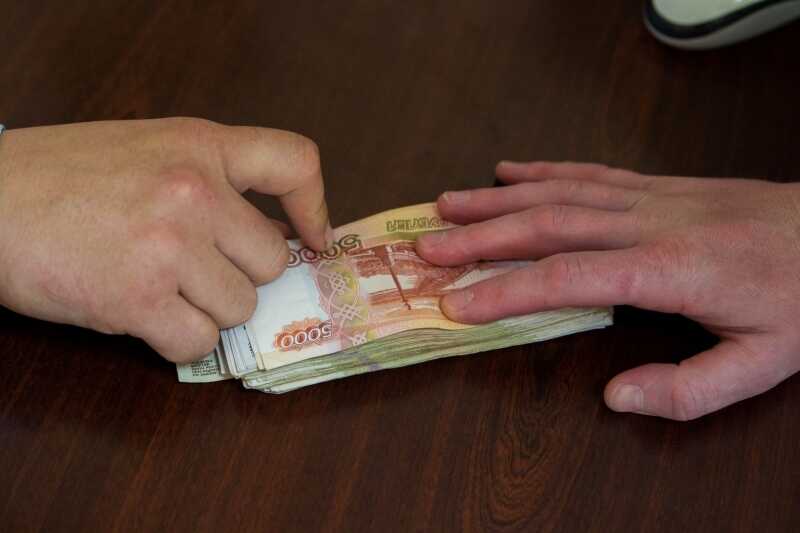 Двоих бывших сотрудников МВД осудят за взятку от мужчины с наркотиками