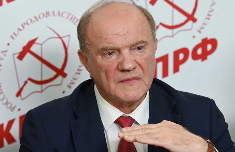 Зюганов пообещал разобраться со смотревшим Путина с лапшой на ушах депутатом