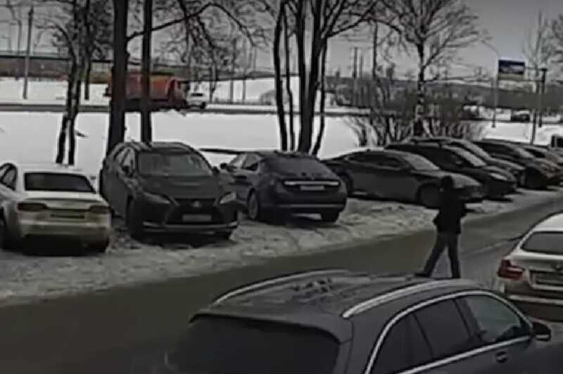 ФСБ показывает кадры попытки заминировать автомобиль Константина Малофеева
