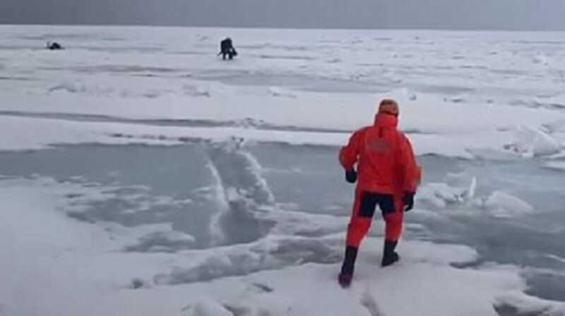 Рыбаков с оторвавшейся льдины эвакуировали на Сахалине