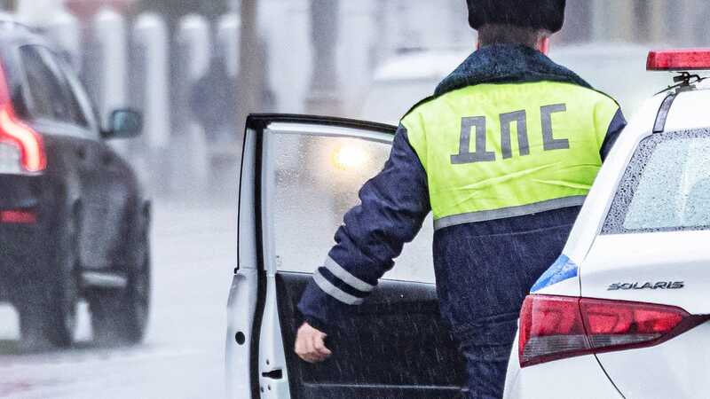 Два сотрудника полиции получили взятку от водителя за несоставление протокола