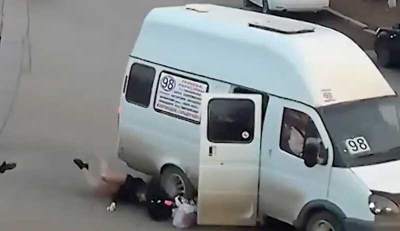 Россиянка выпала из маршрутки на ходу и попала на видео