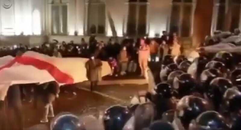 В ходе столкновений у здания грузинского парламента в Тбилиси пострадали несколько сотрудников полиции