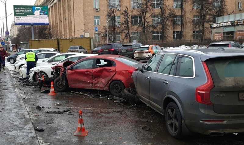В Москве водитель Volvo протаранил четыре автомобиля