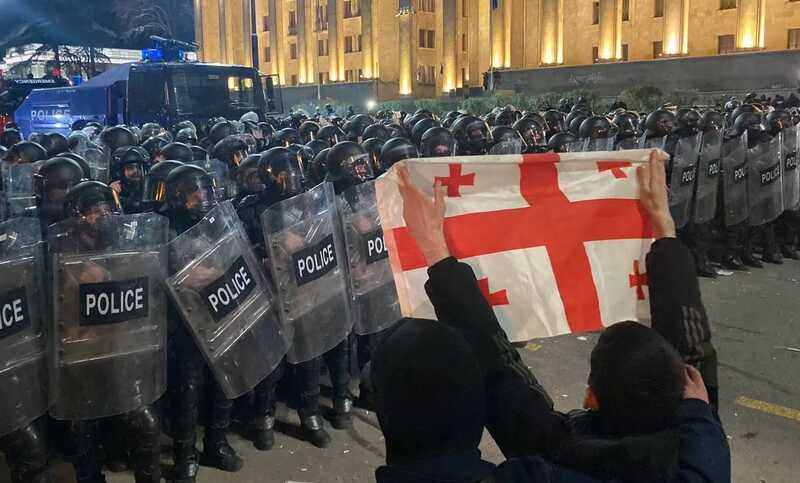 Протестующие пошли на штурм парламента в Тбилиси