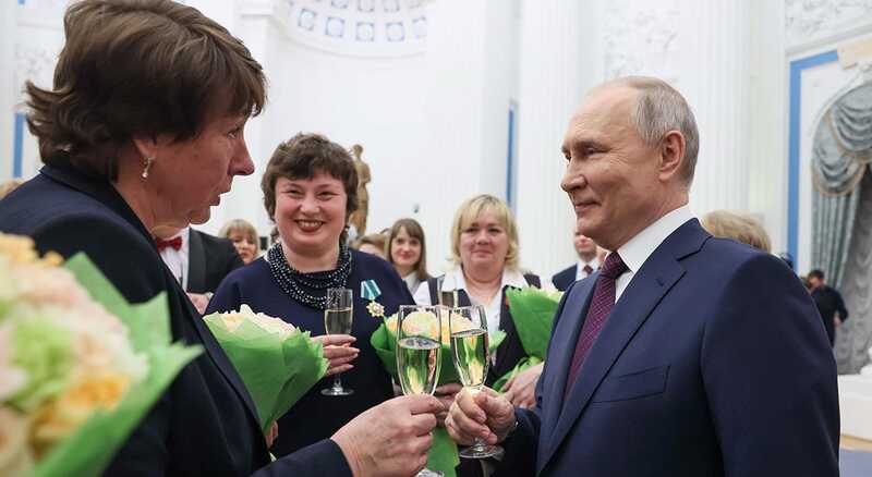 Путин вручил в Кремле госнаграды выдающимся россиянкам