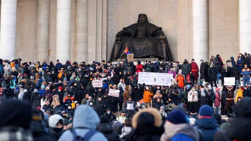 Протестующие против закона об иноагентах в Тбилиси пытаются штурмовать здание парламента