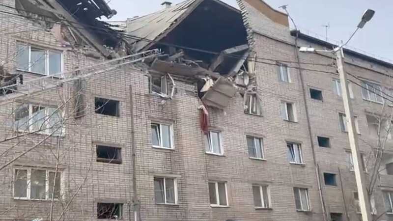 Частично разрушенную взрывом газа жилую российскую пятиэтажку показали на видео