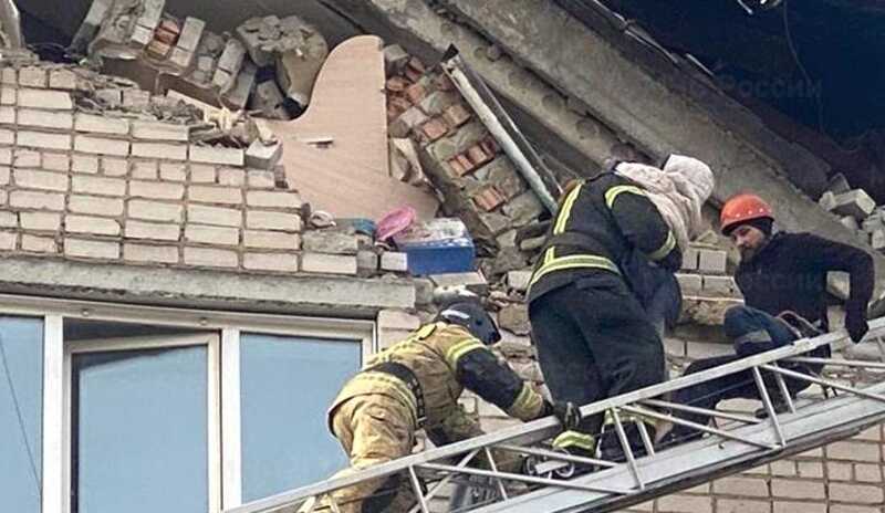 Появились кадры спасения ребенка из-под завалов дома в Чите после взрыва газа