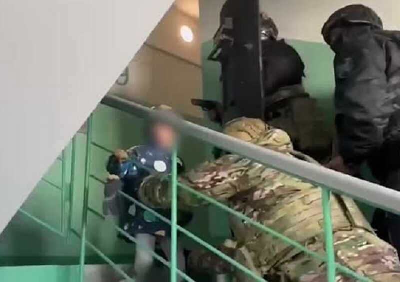 Освобождение трехлетнего россиянина и задержание его отца попало на видео
