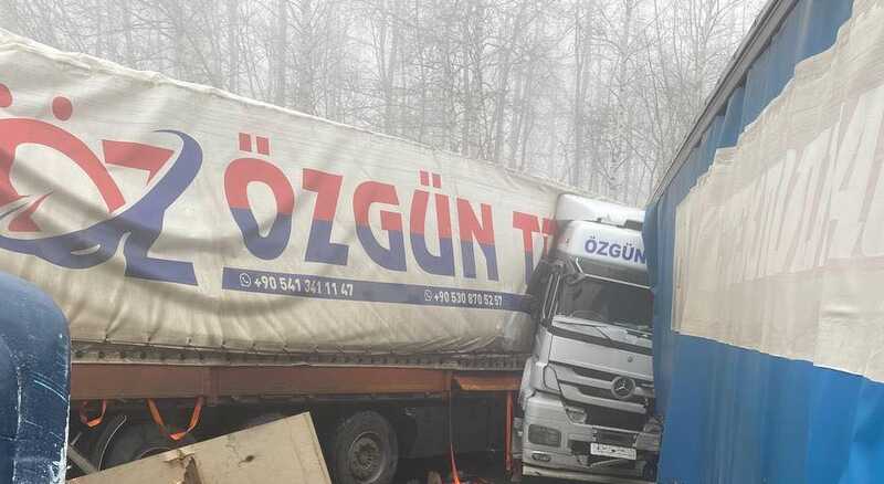 Более 20 машин столкнулись на трассе в Саратовской области