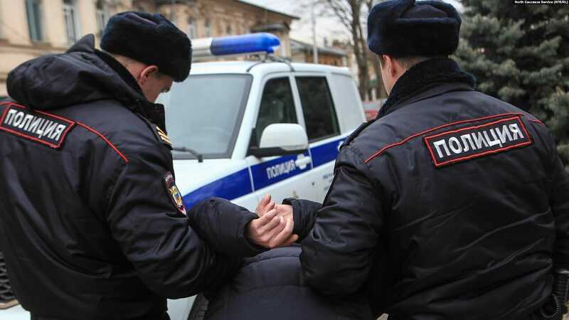 Российские подростки порубили и сожгли на камеру икону под лозунг «Зиг хайль!»