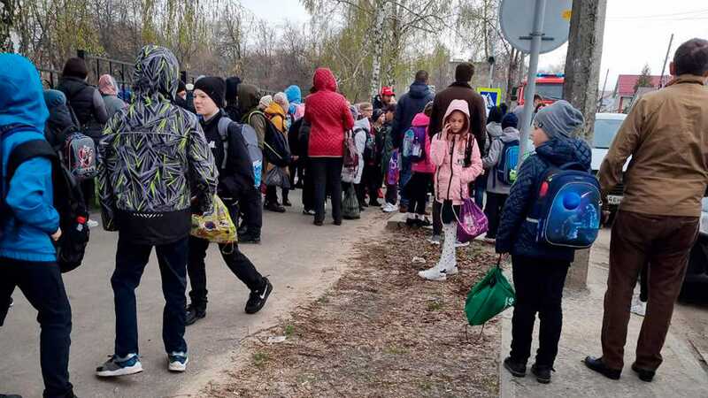 Российских школьников эвакуировали из-за сидящего на чердаке пьяного мужчины