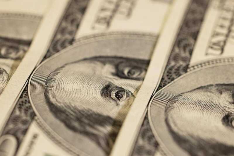 Украинка попыталась вывезти из России в ЕС 100 тысяч долларов в детской куртке