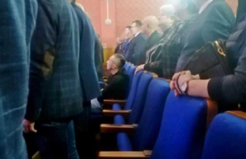 Не вставшему во время исполнения гимна России депутату пришла повестка