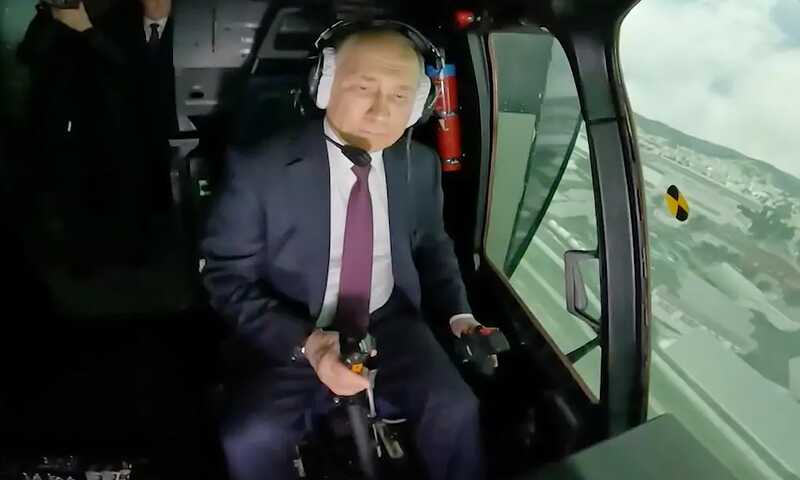 «Полет» Путина на тренажере вертолета показали на видео