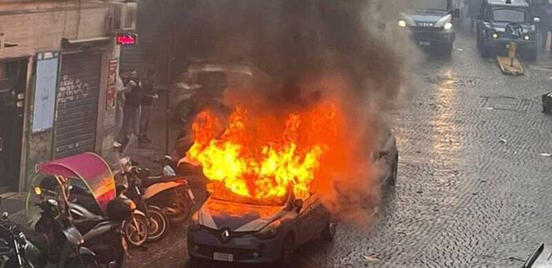 Драка футбольных фанатов в центре итальянского Неаполя