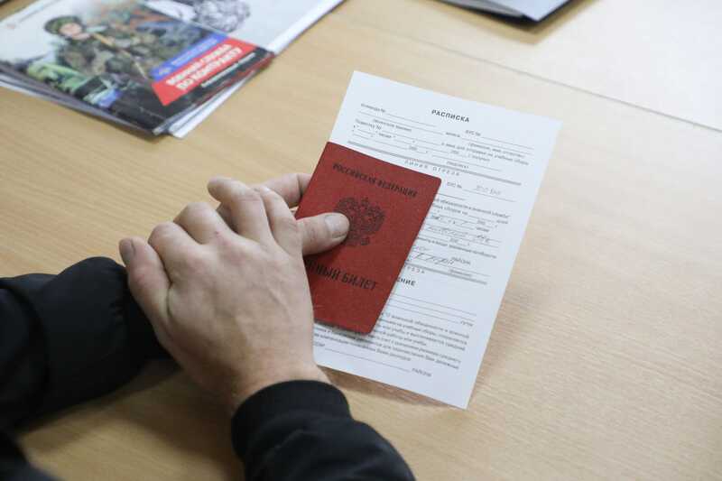 Не вставший во время гимна России депутат прокомментировал получение повестки