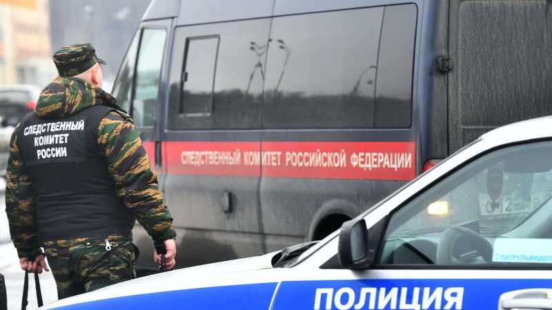 Появились кадры с найденными рядом с телами родителей российскими детьми