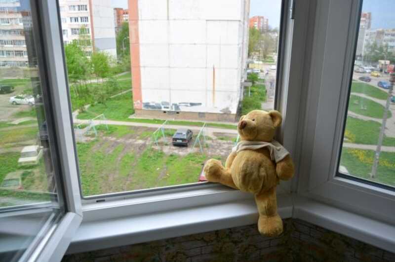 В Петербурге оставшийся с бабушкой мальчик выпал из окна третьего этажа