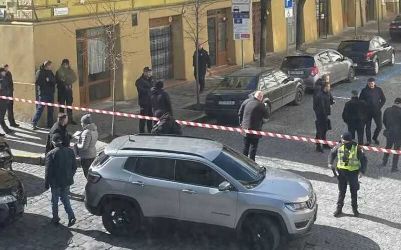 В украинских Черновцах мужчина угрожает взорвать гранату в здании суда