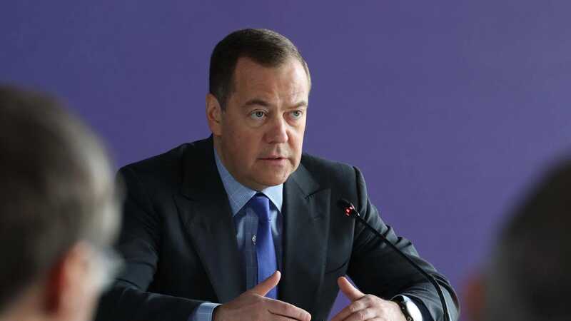 Медведев отреагировал на ордер на «арест» Путина эмодзи с туалетной бумагой