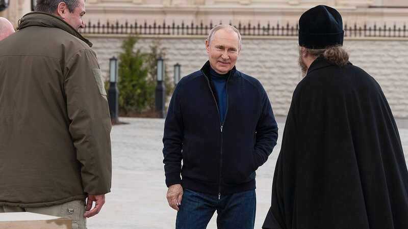 Песков объяснил передвижение Путина по Мариуполю за рулем