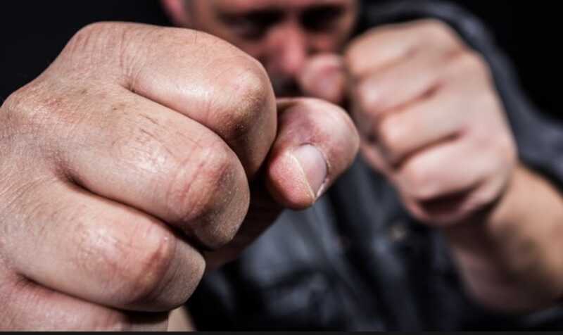 В Москве двое мужчин решили поужинать на чужой свадьбе и спровоцировали массовую драку