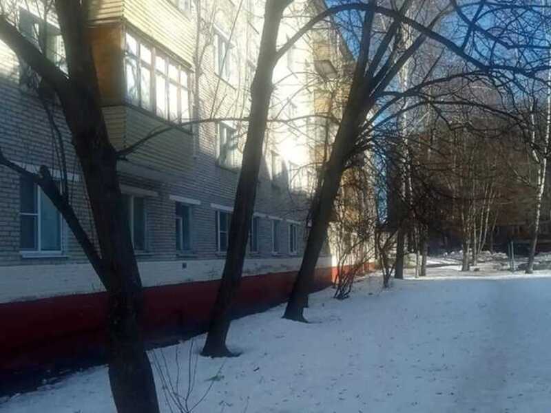 Житель Зеленограда пожаловался на соседей, которые выбрасывают с балкона бутылки с мочой