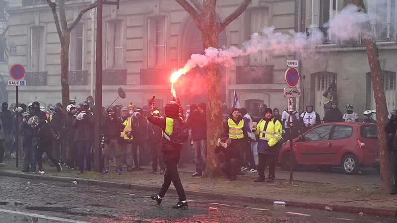 Французские города захлестнули массовые протесты