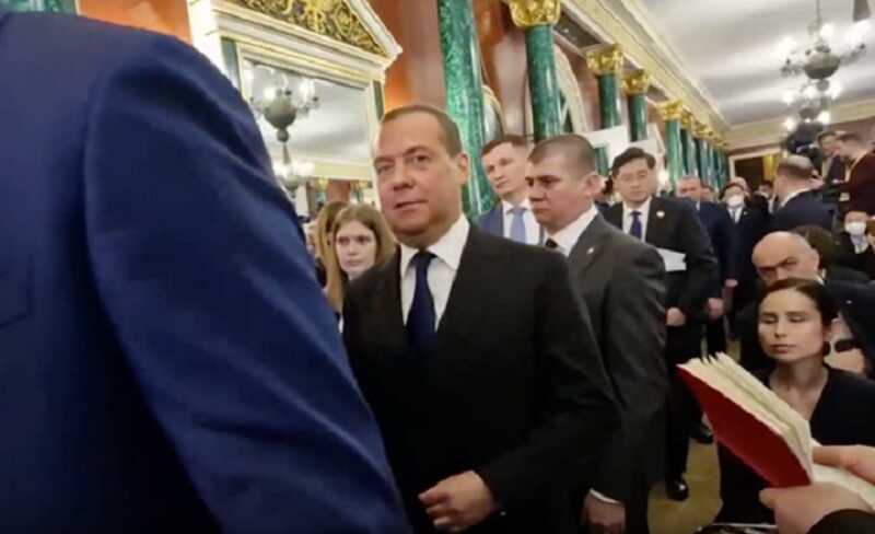 Медведев считает, что Путину неопасно ездить по миру после решения суда в Гааге