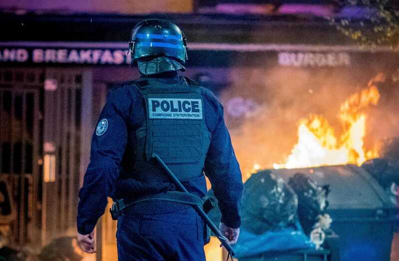 150 полицейских получили ранения во время протестов во Франции