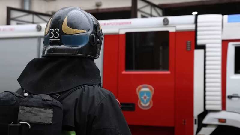 На горящем заводе в Свердловской области произошел взрыв