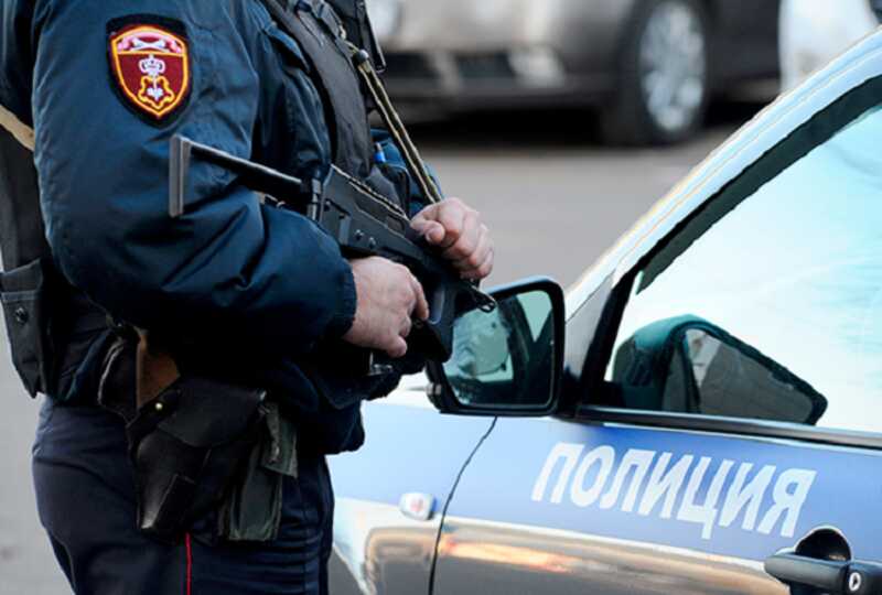 В Москве полицейский выстрелил во время чистки ружья и ранил коллегу
