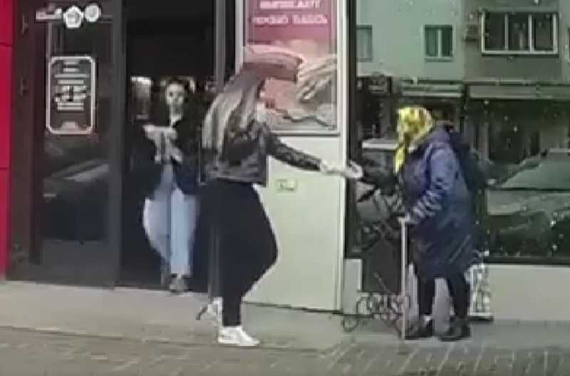 Бабушка-попрошайка выкинула в мусорку свежую выпечку, не получив желанных денег