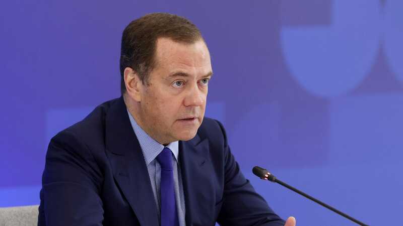 Медведев пообещал россиянам благополучный и счастливый 2023 год