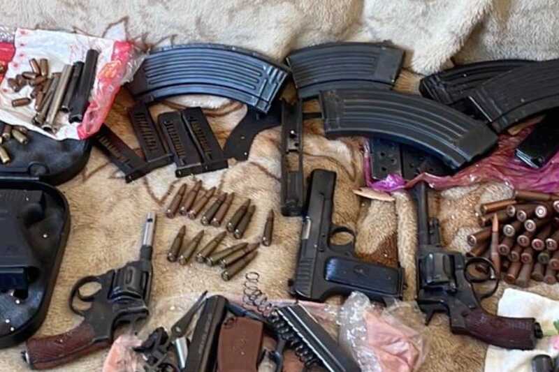 ФСБ изъяла у россиянина спрятанный в деревянном полу арсенал оружия