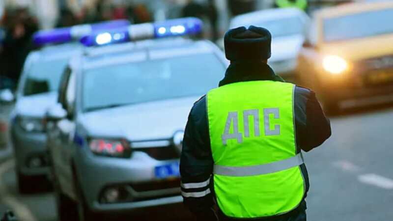 На западе Москвы автомобиль после аварии на перекрёстке сбил пешехода на тротуаре