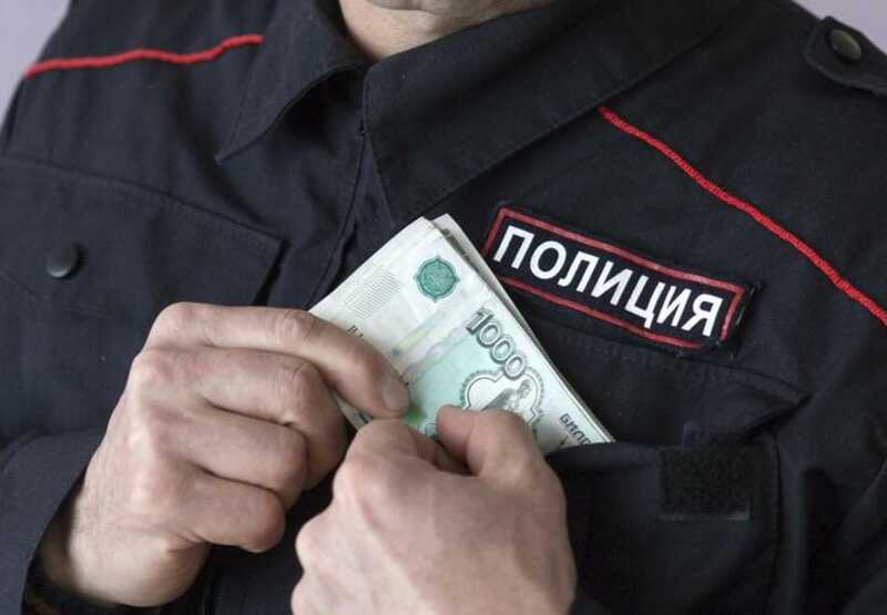 Российского полицейского задержали за взятку от подозреваемого