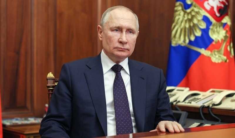 Российский министр отвлекся на телефон во время встречи с Путиным