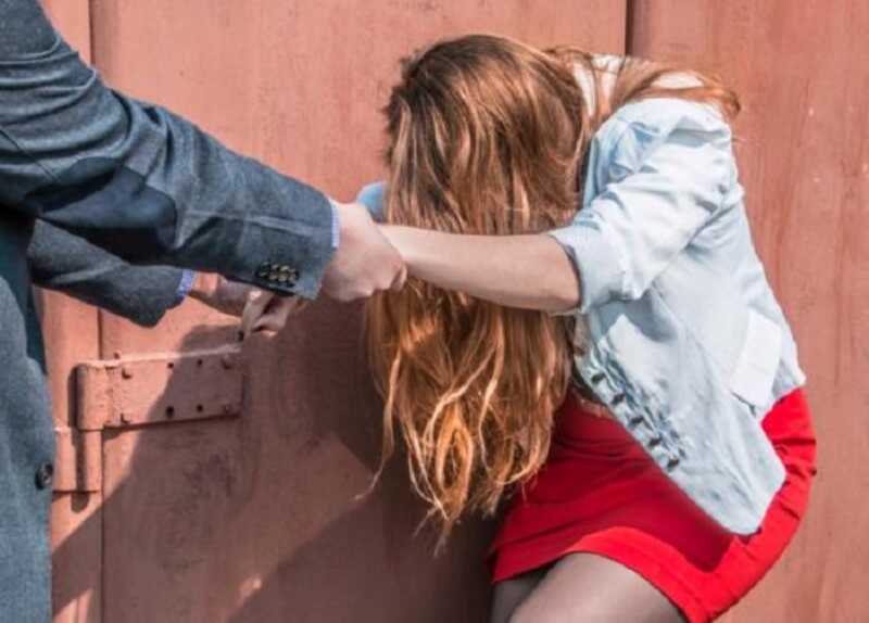 В подъезде московской многоэтажки мужчина изнасиловал 14-летнюю школьницу