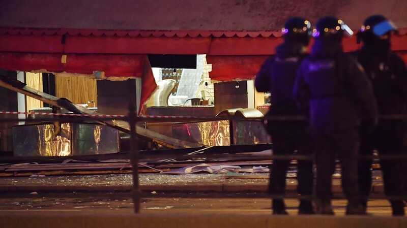 Стихийный мемориал появился на месте взрыва в Петербурге
