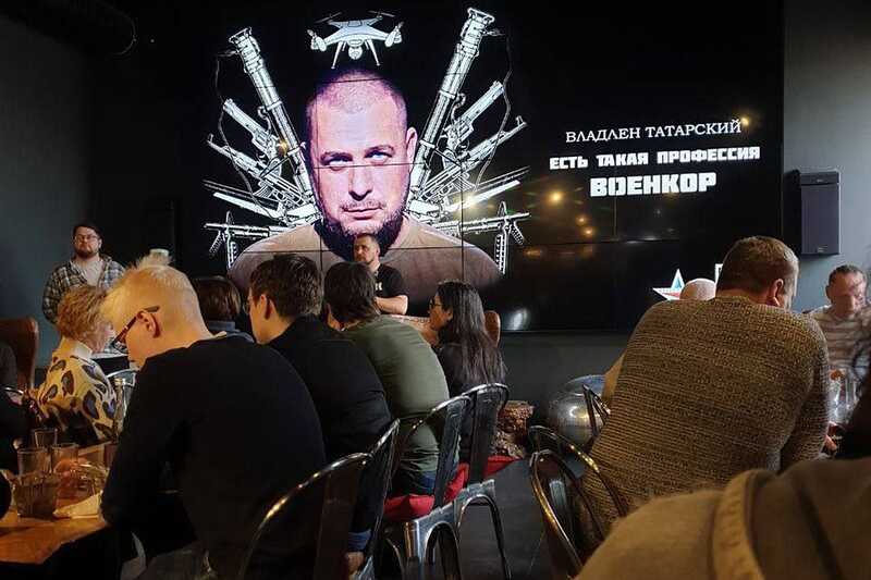 "Настя, Настя, иди сюда садись": появилось видео передачи статуэтки военкору Татарскому