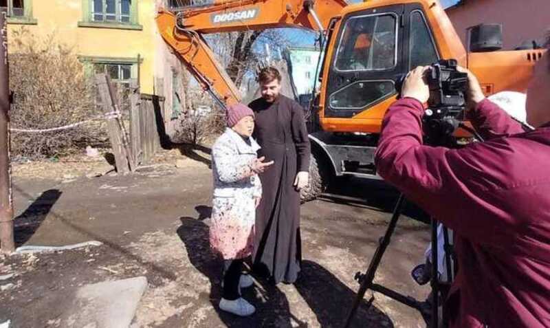 В Туве священник встал на пути ехавшего сносить дом бульдозера