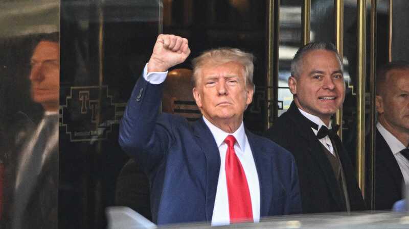 Трамп арестован, находится в суде и ожидает предъявления обвинений